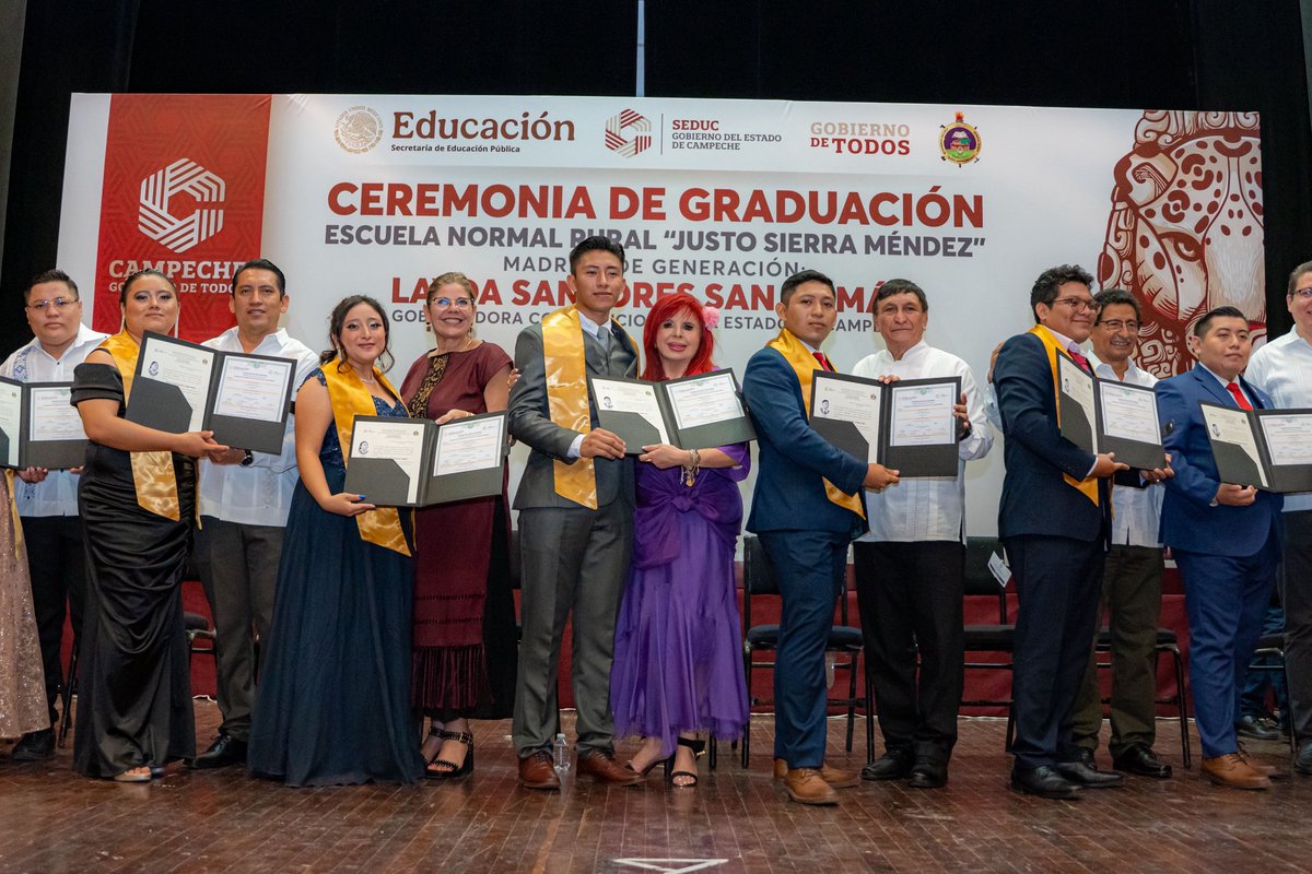 LaydaSansores's tweet photo. Ayer acompañé, con todo mi corazón, a mis queridos sobrinos de la Escuela Normal Rural Justo Sierra Méndez, en Hecelchakán.

Verlos graduarse es saber que el futuro de Campeche está en buenas manos que enseñan, guían y transforman.

Cada uno de ustedes es motivo de orgullo para sus familias, su pueblo y todo nuestro estado.

Sigan soñando alto, enseñando con amor y demostrando que la educación es el camino para construir un Campeche más justo y solidario.

Nuestro compromiso es seguir apoyando a nuestra querida Normal Rural.

Felicidades, sobrinos!