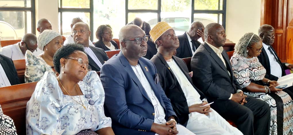 BugandaKingdom_'s tweet image. Ku lw'Obwakabaka, Owek. Robert Waggwa Nsibirwa yeetabye ku mukolo gwa mutabani wa Gen. Katumba Wamala ku St. Andrew's Church e Bukoto.
Julius Wamala ne Leah Mwesigwa bagatiddwa empeta era bano Owek. Nsibirwa abayozaayozezza olw'okusalawo okutandika obufumbo.
Ababiri bano…