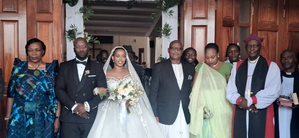 BugandaKingdom_'s tweet image. Ku lw'Obwakabaka, Owek. Robert Waggwa Nsibirwa yeetabye ku mukolo gwa mutabani wa Gen. Katumba Wamala ku St. Andrew's Church e Bukoto.
Julius Wamala ne Leah Mwesigwa bagatiddwa empeta era bano Owek. Nsibirwa abayozaayozezza olw'okusalawo okutandika obufumbo.
Ababiri bano…