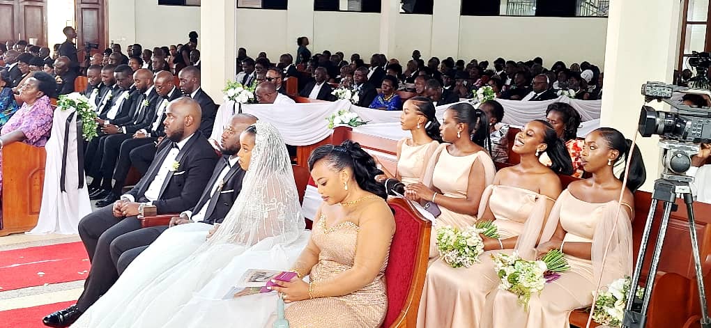BugandaKingdom_'s tweet image. Ku lw'Obwakabaka, Owek. Robert Waggwa Nsibirwa yeetabye ku mukolo gwa mutabani wa Gen. Katumba Wamala ku St. Andrew's Church e Bukoto.
Julius Wamala ne Leah Mwesigwa bagatiddwa empeta era bano Owek. Nsibirwa abayozaayozezza olw'okusalawo okutandika obufumbo.
Ababiri bano…