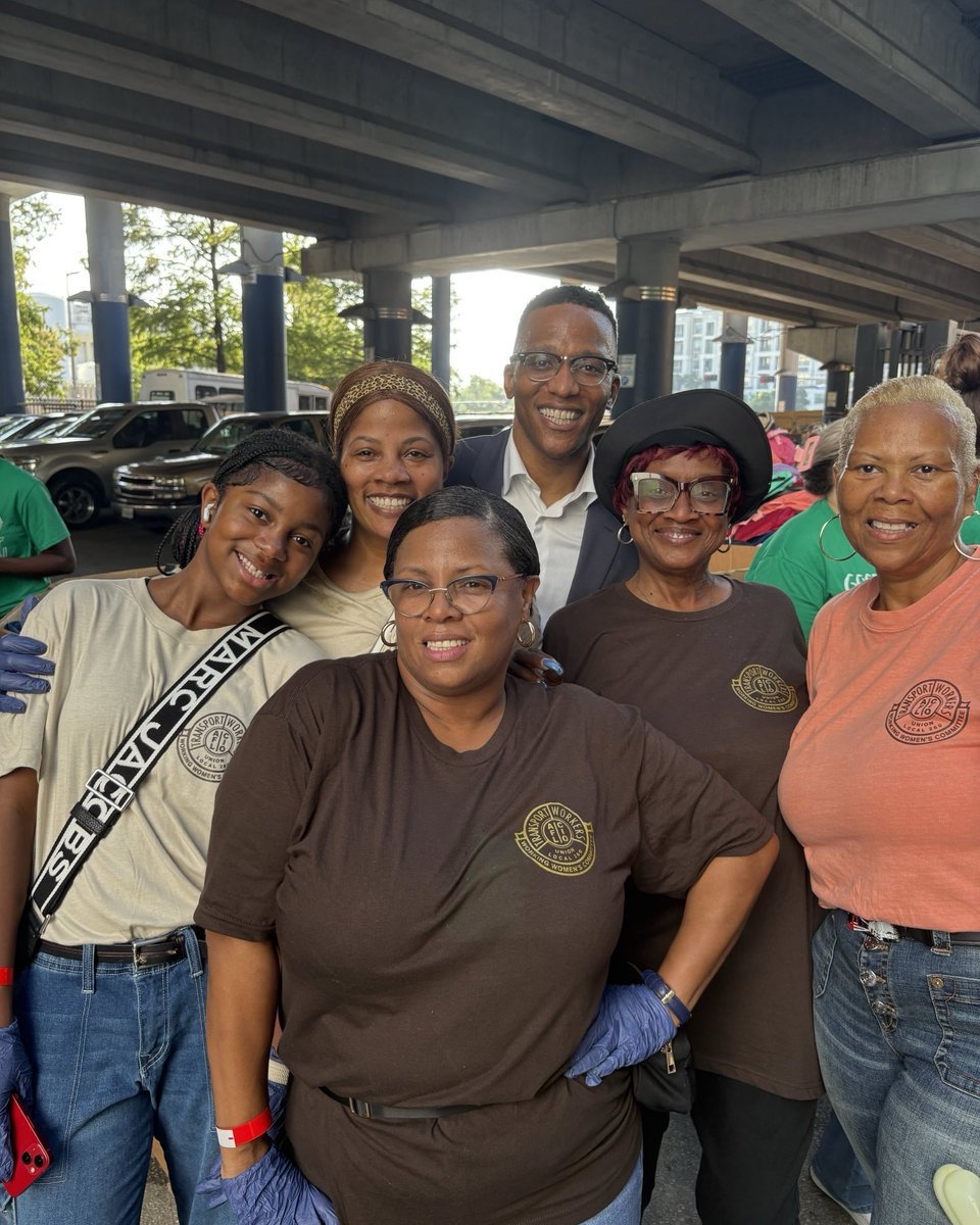 CDMenefee's tweet image. Grateful to be in community with Bread of Life for this back-to-school giveaway. Every kid deserves to start the year ready to win.
Shoutout to my guy Oliver for helping me out with the backpacks. We even spent some time with transportation workers from Local 260!
