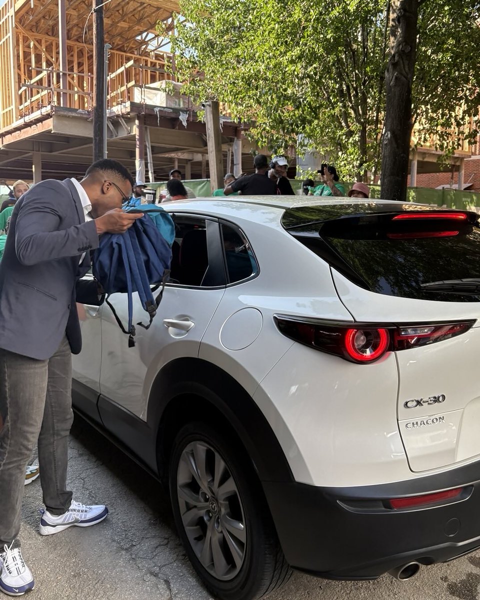 CDMenefee's tweet image. Grateful to be in community with Bread of Life for this back-to-school giveaway. Every kid deserves to start the year ready to win.
Shoutout to my guy Oliver for helping me out with the backpacks. We even spent some time with transportation workers from Local 260!