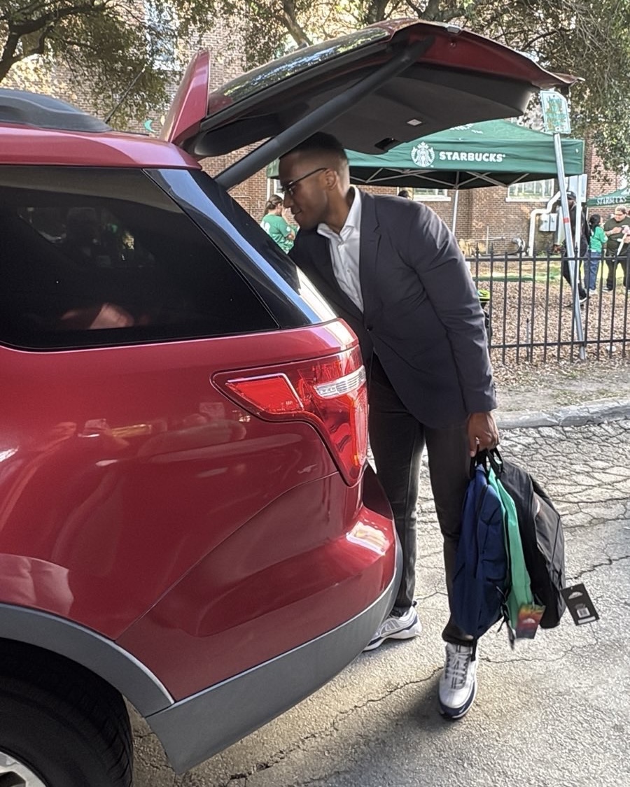CDMenefee's tweet image. Grateful to be in community with Bread of Life for this back-to-school giveaway. Every kid deserves to start the year ready to win.
Shoutout to my guy Oliver for helping me out with the backpacks. We even spent some time with transportation workers from Local 260!