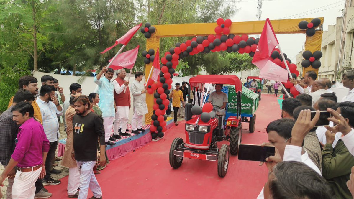 DaskroiTdo's tweet photo. આજરોજ દસ્ક્રોઇ તાલુકાની  ૧૬ ગ્રામ પંચાયતને MP શ્રી દેવુસિંહ ચૌહાણ અને MLA શ્રીબાબુભાઈ પટેલ  અને જિ .પં  અને તા .પં સદસ્ય વગેરે મહાનુભાવો ની હાજરીમાં ટ્રેક્ટર-ટ્રોલીનુ ૧૫માં નાણાપંચ (તાલુકા કક્ષા) અંતર્ગત ફાળવણી કરવામાં આવી.
એક કદમ સ્વચ્છતા કી ઓર.@CMOGuj @dp_amdavad @CollectorAhd1 https://t.co/2udvPqJ9lA