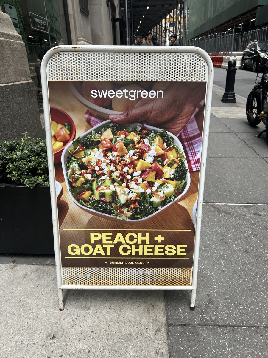 Baileymoon15's tweet image. unfortunately i’m the exact kind of girl who falls for this type of sweetgreen propaganda