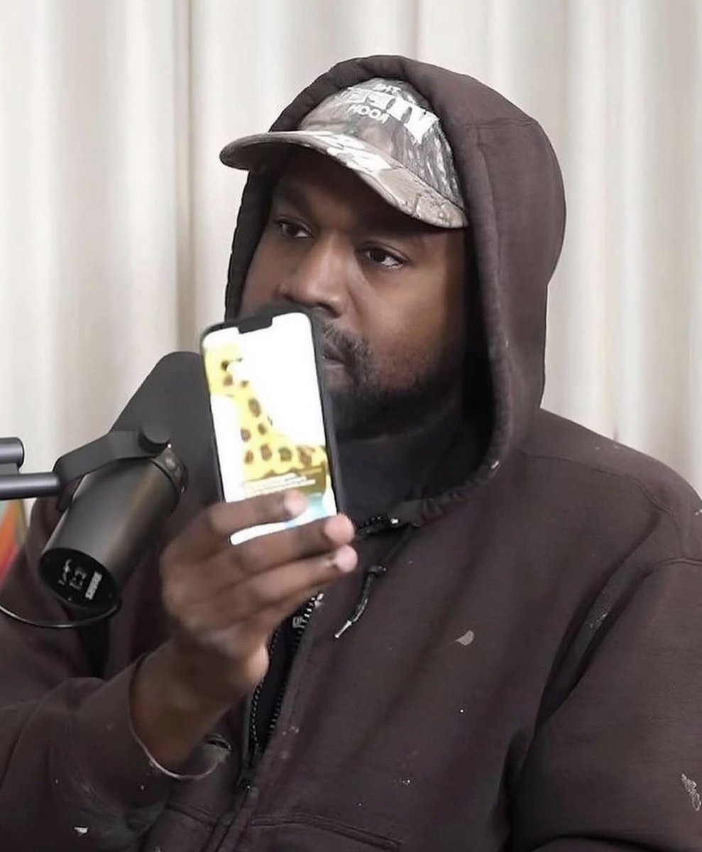 apollovwrld's tweet image. Back in 2022, Kanye showed his phone and his wallpaper was a giraffe π