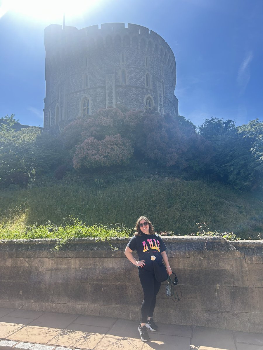 Brought the <a href="/DullesDolls/">Dulles Dolls</a> spirit with me all the way to Windsor Castle 🩷✨ #FBISDSummer So grateful for the opportunity I had to travel this summer and explore another country for the first time!!