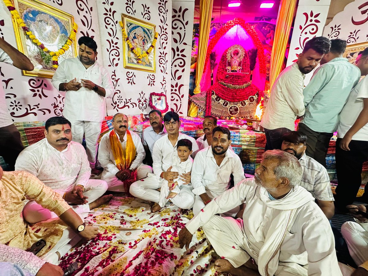 PrahladGunjal's tweet photo. मेरे पारिवारिक कार्यकर्ता गोपाल माहेश्वरी के पिता स्व. भंवरलाल जी लड्ढा की साढ़े ग्यारह मासी के अवसर पर आयोजित खाटू श्याम जागरण एवं भजन संध्या में भाग लेकर बाबा खाटू श्याम जी के भजनों का आनंद लिया । https://t.co/9eF5RCXjQU