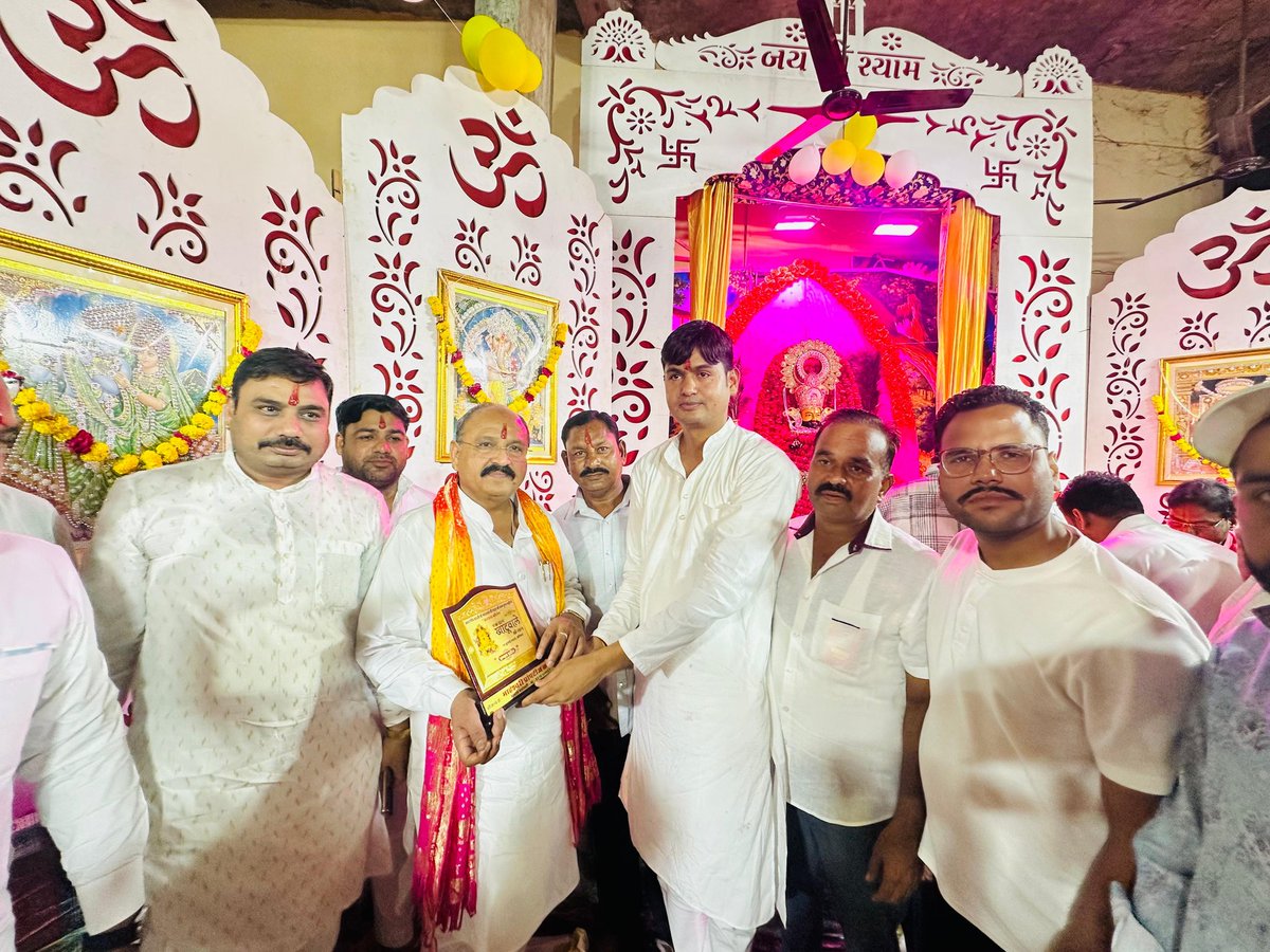 PrahladGunjal's tweet photo. मेरे पारिवारिक कार्यकर्ता गोपाल माहेश्वरी के पिता स्व. भंवरलाल जी लड्ढा की साढ़े ग्यारह मासी के अवसर पर आयोजित खाटू श्याम जागरण एवं भजन संध्या में भाग लेकर बाबा खाटू श्याम जी के भजनों का आनंद लिया । https://t.co/9eF5RCXjQU