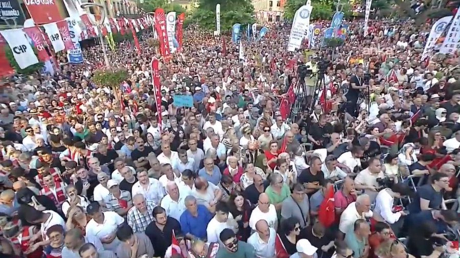 AKP, 1 ayda %29’dan %28,4’e düştü.

Kaybedeceksiniz, kaybede kaybede yok olacaksınız. 

MEYDANLARI DİNLE ERDOĞAN, SANDIĞI GETİR!