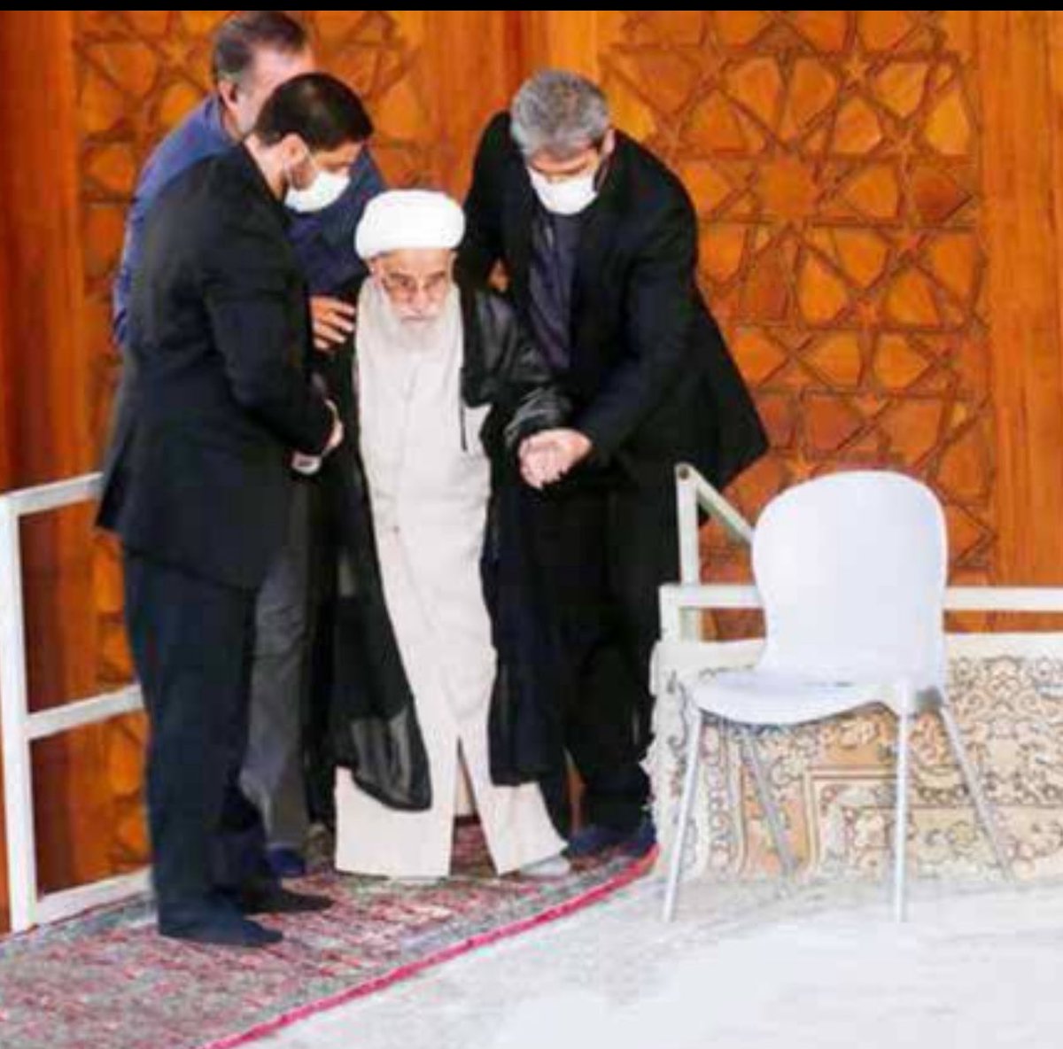 reyhoonha's tweet image. مهمترین خصیصه رهبری خامنه ای لجبازی است.
اکثر تصمیماتش را در این قالب باید تفسیر کرد