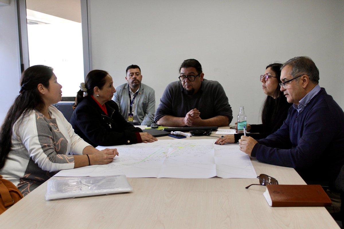 🤝💬La Delegada Presidencial Provincial de Colchagua, Marta Pizarro Inzunza, se reunió en Serviu por proyecto de vialidad en San Fernando en las calles El Roble y Membrillar, junto a la representante de la junta vecinos del sector y la senadora, Alejandra Sepúlveda.

#chileavanza