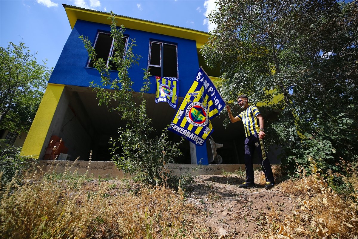trtspor's tweet photo. 🏡 Bingöl'ün Solhan ilçesinde yaşayan işitme engelli Mehmet Emin Gengörü, çocukluğundan beri taraftarı olduğu Fenerbahçe'ye olan sevgisini evinin dış duvarlarına kadar yansıttı.

🟡🔵 İlçede "Neno" olarak tanınan 53 yaşındaki Gengörü, sarı-lacivert renklere tutkuyla bağlı yaşıyor.