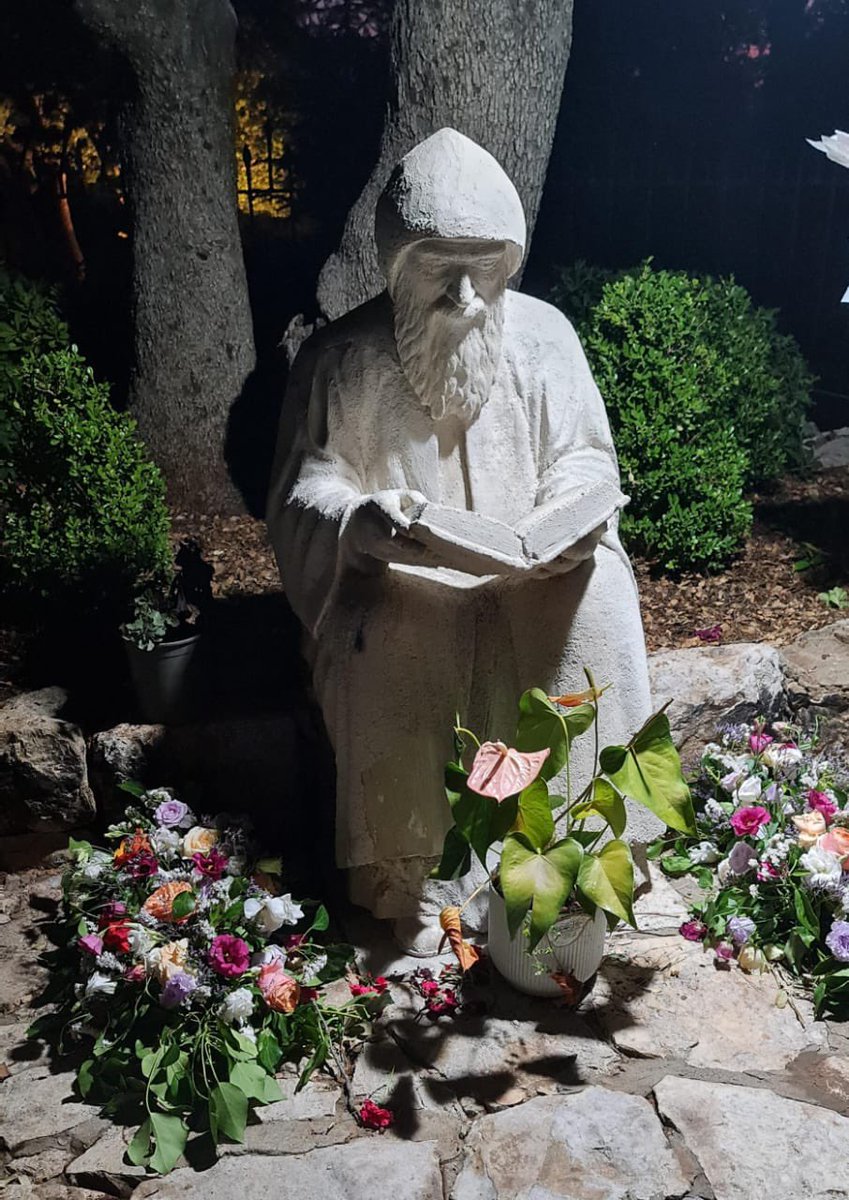 lara_z_c's tweet image. &quot;انا الاب شربل يلي بيريد مني شي موجود بالمحبسة على طول&quot;
🙏✝️🤍