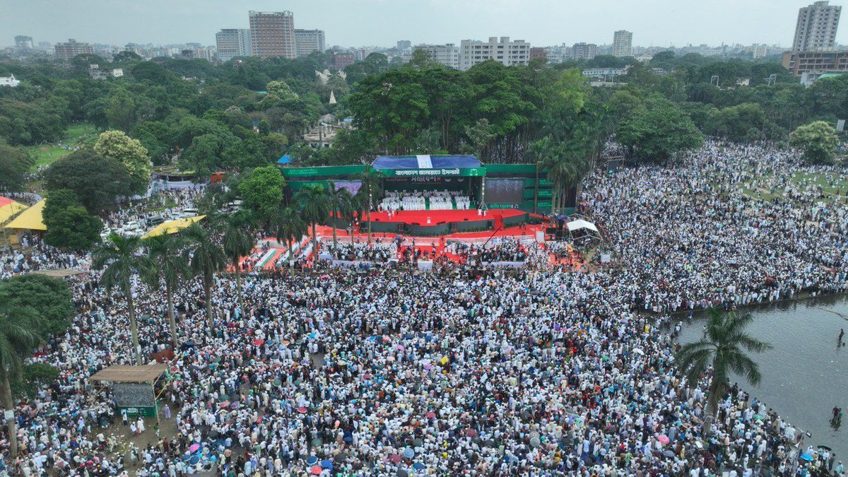 basherkella's tweet image. Suhrawardy Udyan turned into a sea of people by midday on Saturday as #Bangladesh Jamaat-e-Islami is holding its first-ever solo national rally at the historic venue, drawing tens of thousands of leaders, activists and supporters from across the country.
Jamaat’s key demands at…