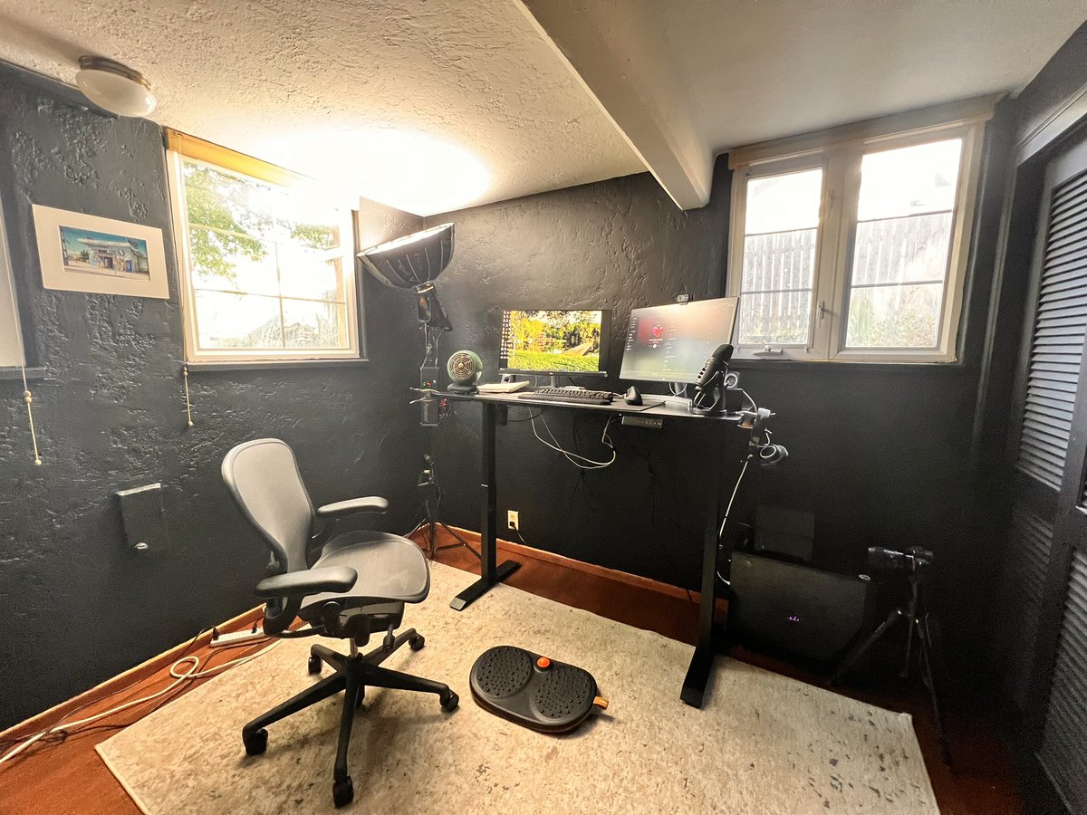 rileyb3d's tweet image. The workspace. i’m feeling motivated to work on one of my own videos again.