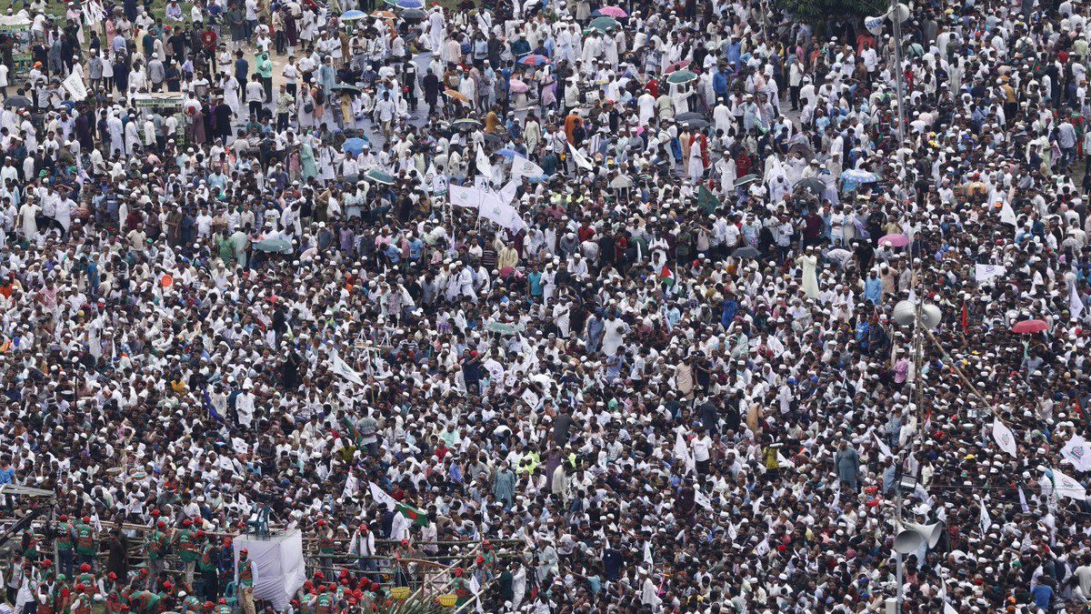 basherkella's tweet image. Suhrawardy Udyan turned into a sea of people by midday on Saturday as #Bangladesh Jamaat-e-Islami is holding its first-ever solo national rally at the historic venue, drawing tens of thousands of leaders, activists and supporters from across the country.
Jamaat’s key demands at…