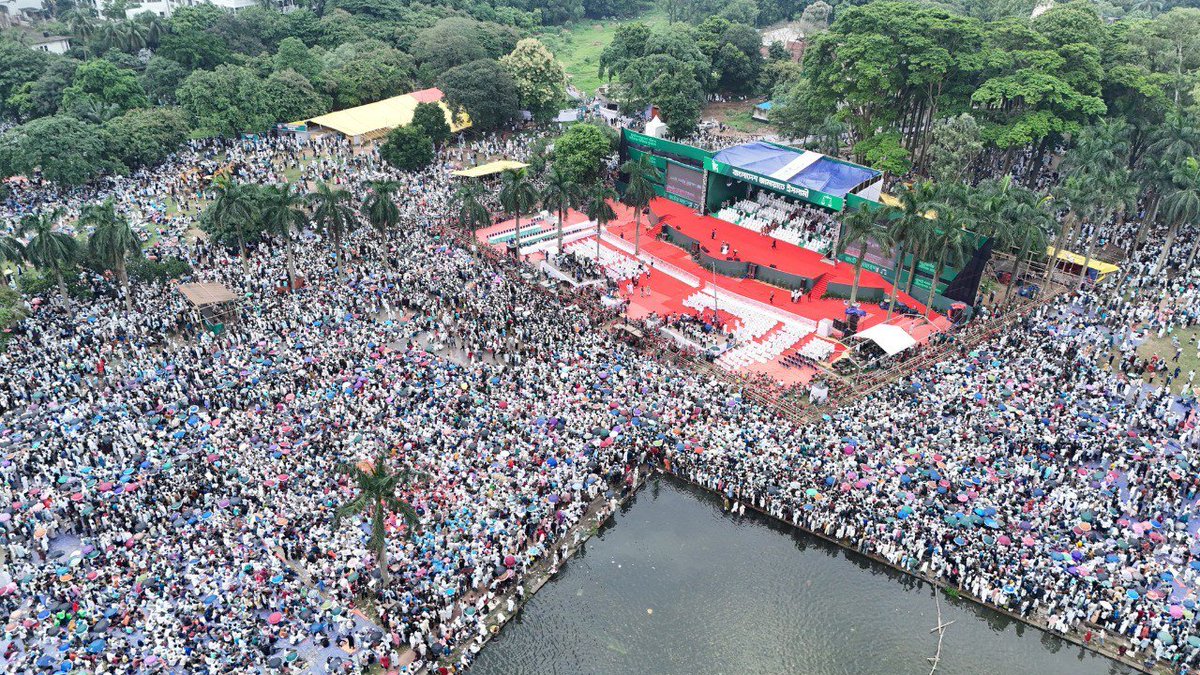 basherkella's tweet image. Suhrawardy Udyan turned into a sea of people by midday on Saturday as #Bangladesh Jamaat-e-Islami is holding its first-ever solo national rally at the historic venue, drawing tens of thousands of leaders, activists and supporters from across the country.
Jamaat’s key demands at…
