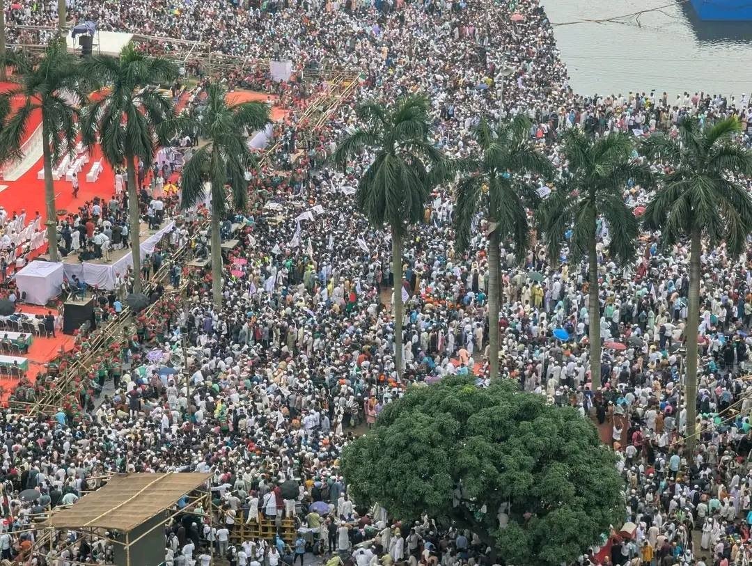 basherkella's tweet image. Suhrawardy Udyan turned into a sea of people by midday on Saturday as #Bangladesh Jamaat-e-Islami is holding its first-ever solo national rally at the historic venue, drawing tens of thousands of leaders, activists and supporters from across the country.
Jamaat’s key demands at…