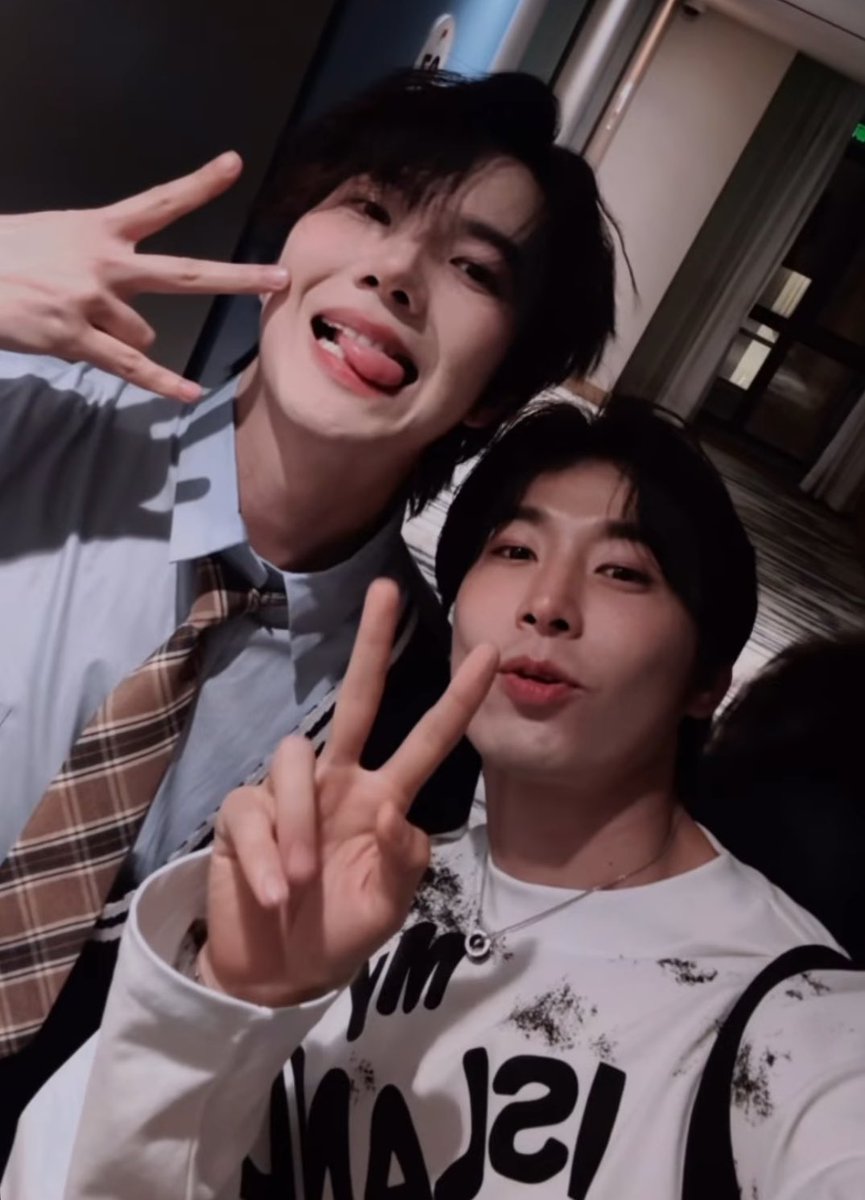 urluvesopita's tweet photo. Mis papás bestia. Los amo muchísimo, ojalá pronto se casen. 😭💙 #wavebuild https://t.co/wFNsnB9xZG