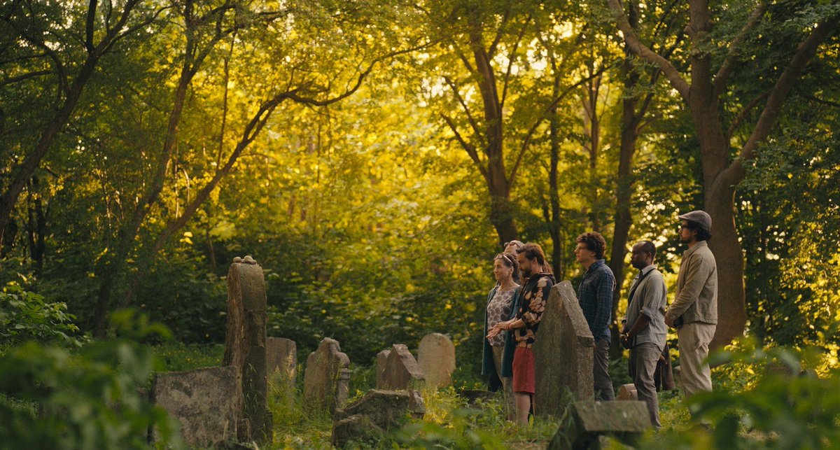 生きづらさを感じたら観てほしい『リアル・ペイン～心の旅～』。亡くなった祖母の故郷ポーランドを旅する2人の従兄弟。家族のルーツを巡るなか、自分たちの心の傷や痛みと向き合っていく。背伸びなんかせず、生きづらさや痛みと一緒に生きてもいいんだと教えてくれる作品。頑張りすぎた心が癒される