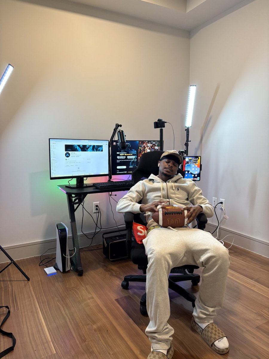 __jayysmoove's tweet photo. yall like my setup ? #outnow https://t.co/gRIwAle01o