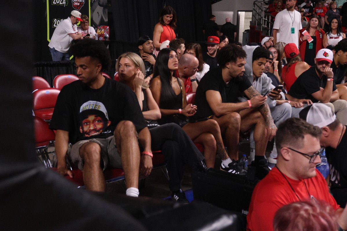 35KYSportsMedia's tweet image. Jordan Nwora, Jaivon Hadley, Mikel Brown, and Louisville assistant Brian Kloman courtside checking out the @TBT_Louisville