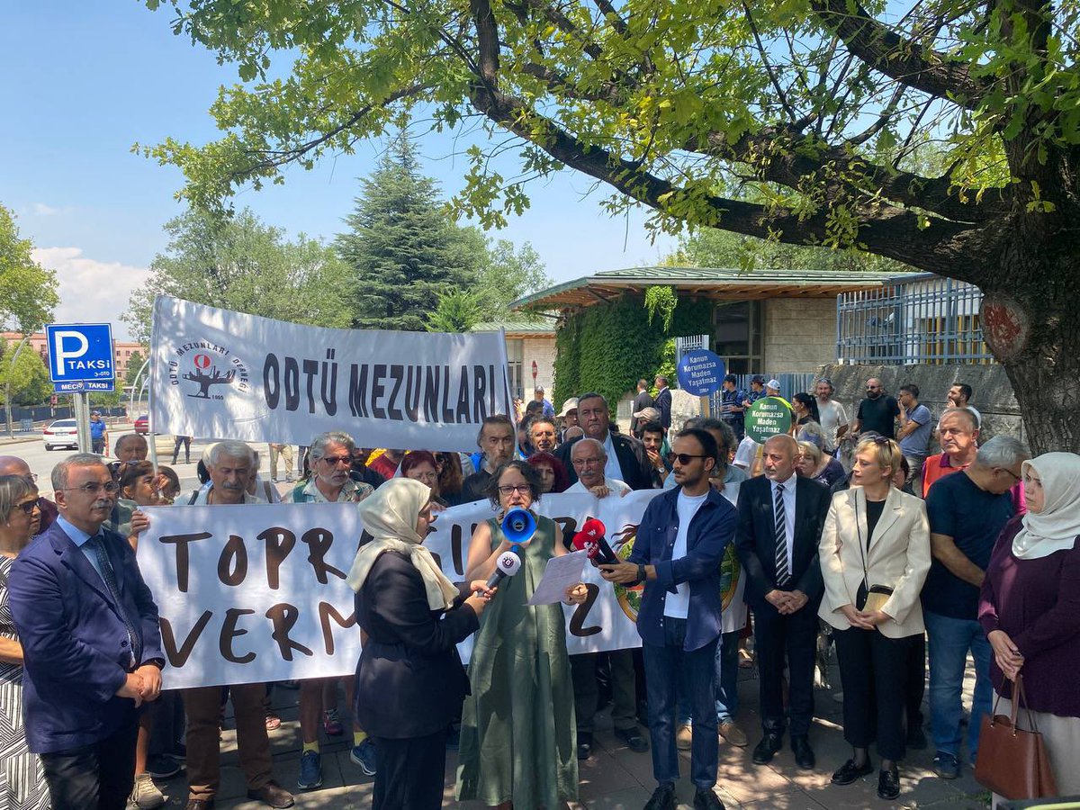 DEMParti_TBMM's tweet image. Çevre örgütleri zeytinlik, mera, sulak alan ve ormanların sermayeye peşkeş çekilerek talan edilmesini sağlayacak Maden Kanunu ve bazı kanunlarda değişiklik yapılmasına ilişkin torba yasaya karşı Meclis önünde açıklama yaptı. Ekoloji Komisyonundan Sorumlu Eş Genel Başkan…