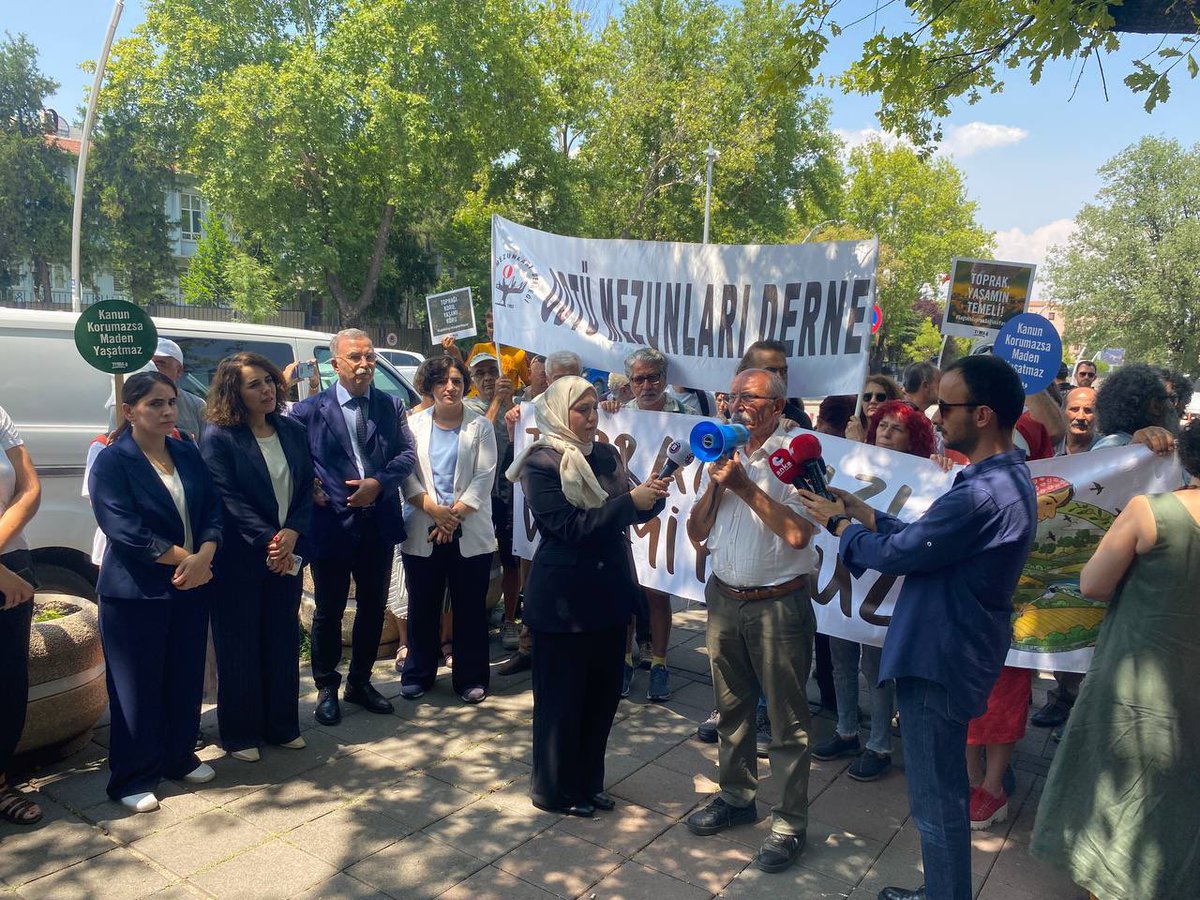 DEMParti_TBMM's tweet image. Çevre örgütleri zeytinlik, mera, sulak alan ve ormanların sermayeye peşkeş çekilerek talan edilmesini sağlayacak Maden Kanunu ve bazı kanunlarda değişiklik yapılmasına ilişkin torba yasaya karşı Meclis önünde açıklama yaptı. Ekoloji Komisyonundan Sorumlu Eş Genel Başkan…
