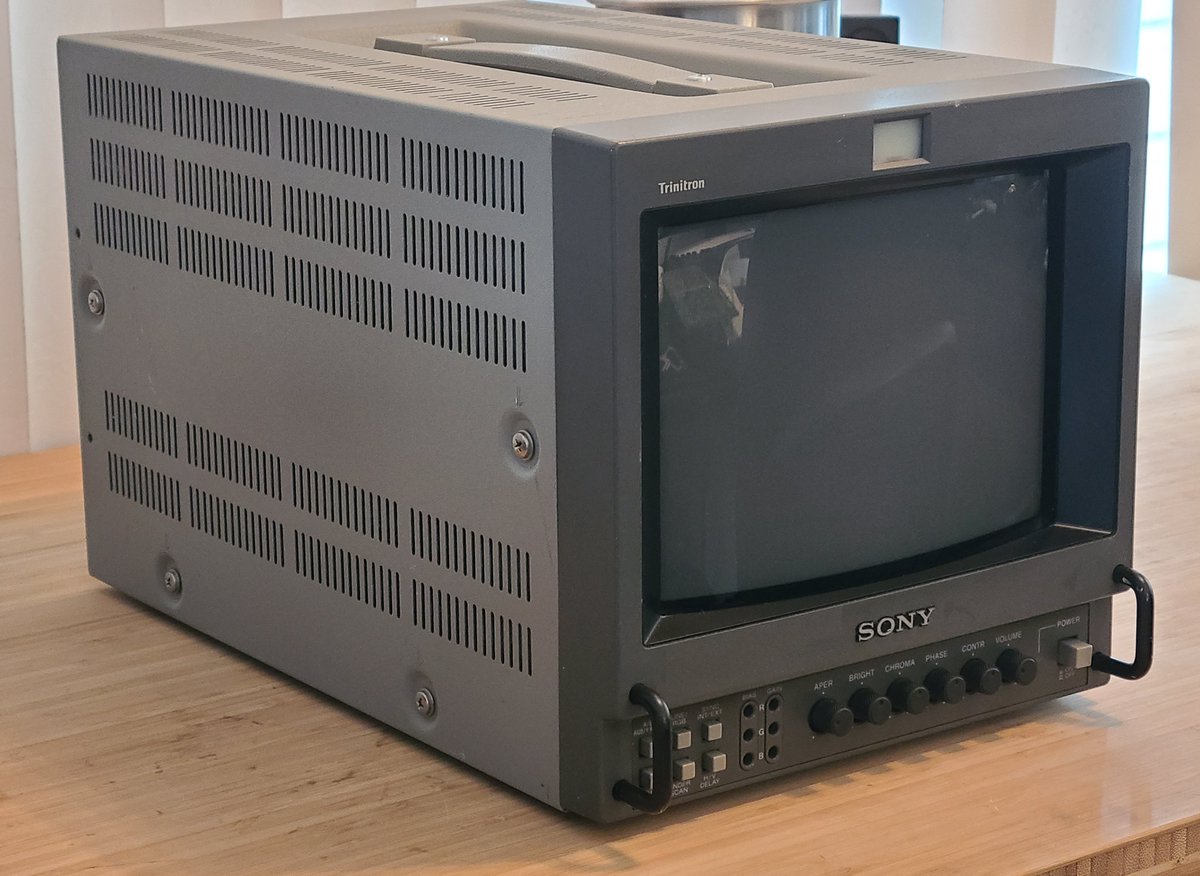 Stip0_'s tweet image. Finding TGS 2005 would be great but more importantly would be playing Dead Rising on a Trinitron with a couple beers.