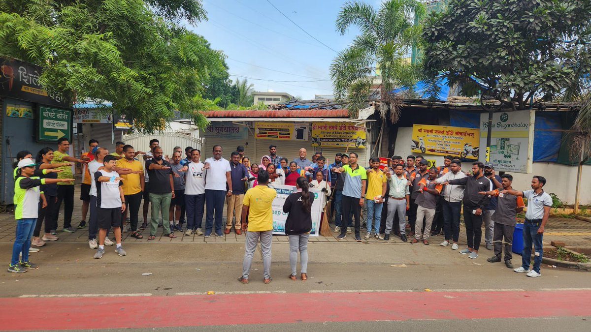 VishalnagarComm's tweet photo. 🧹 Today, July 19, Vishal Nagar residents united for a cleanliness drive on Vishal Nagar D.P. Road along with the PCMC Health Dept.
Big thanks to Mane Sir &amp; the @pcmcindiagovin team for the support! 🙌
#CleanVishalNagar #VNRA #PCMC https://t.co/ZKXyzhJpad
