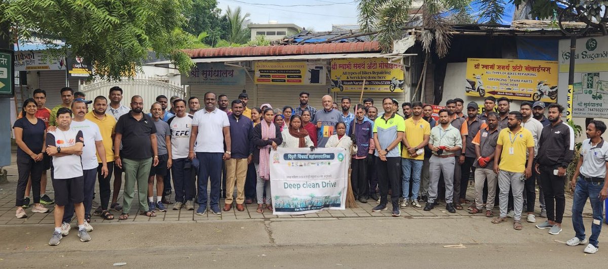 VishalnagarComm's tweet photo. 🧹 Today, July 19, Vishal Nagar residents united for a cleanliness drive on Vishal Nagar D.P. Road along with the PCMC Health Dept.
Big thanks to Mane Sir &amp; the @pcmcindiagovin team for the support! 🙌
#CleanVishalNagar #VNRA #PCMC https://t.co/ZKXyzhJpad