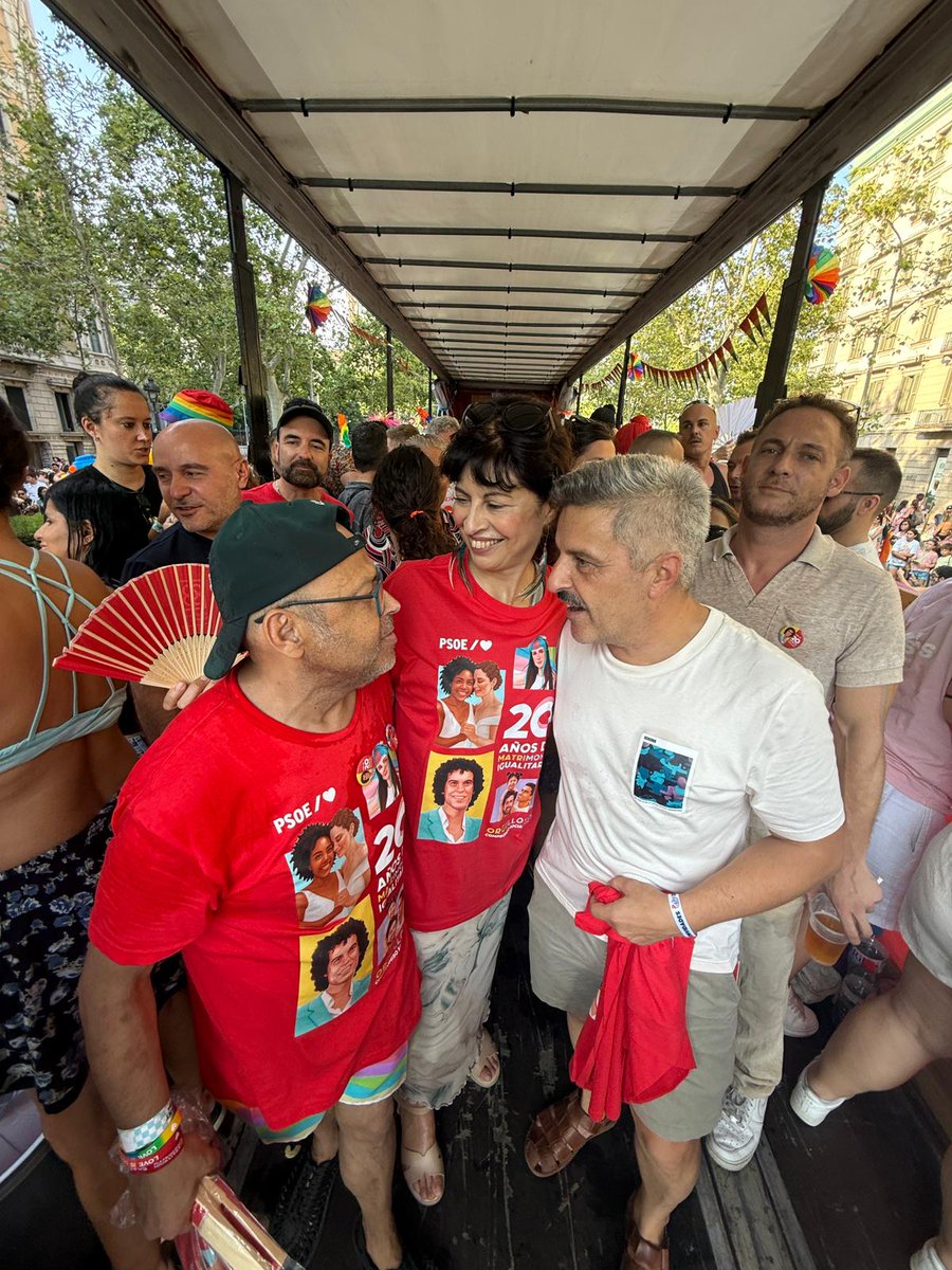 _anaredondo_'s tweet image. 🏳️🌈🏳️⚧️ Aquí es donde nos vais a ver, junto a la ciudadanía activista, orgullosa de la diversidad, reivindicando derechos y protegiendo libertades. Seguiremos dando zancadas hacia delante porque el Gobierno de España sí está en el lado de la libertad.
#SíSeguimosQueriendo