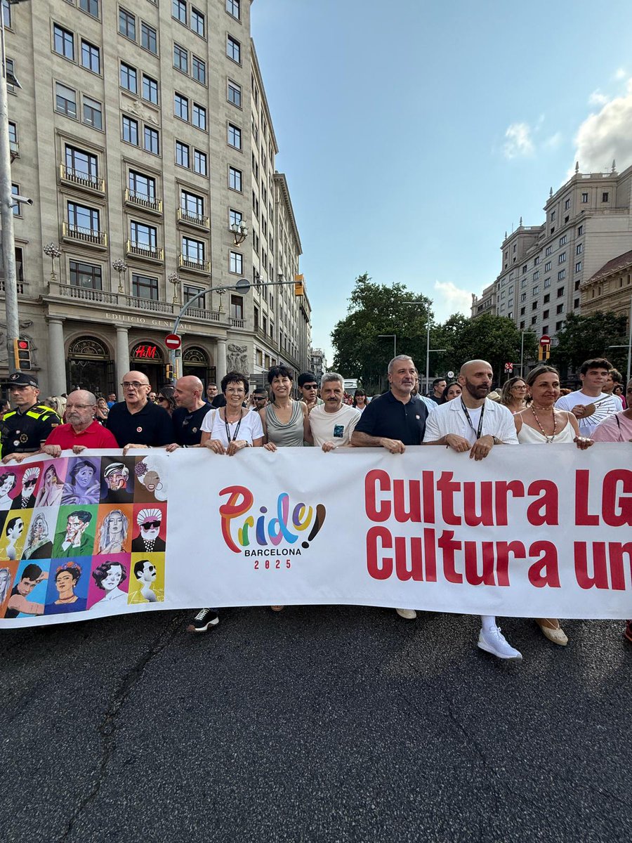 _anaredondo_'s tweet image. 🏳️🌈🏳️⚧️ Aquí es donde nos vais a ver, junto a la ciudadanía activista, orgullosa de la diversidad, reivindicando derechos y protegiendo libertades. Seguiremos dando zancadas hacia delante porque el Gobierno de España sí está en el lado de la libertad.
#SíSeguimosQueriendo