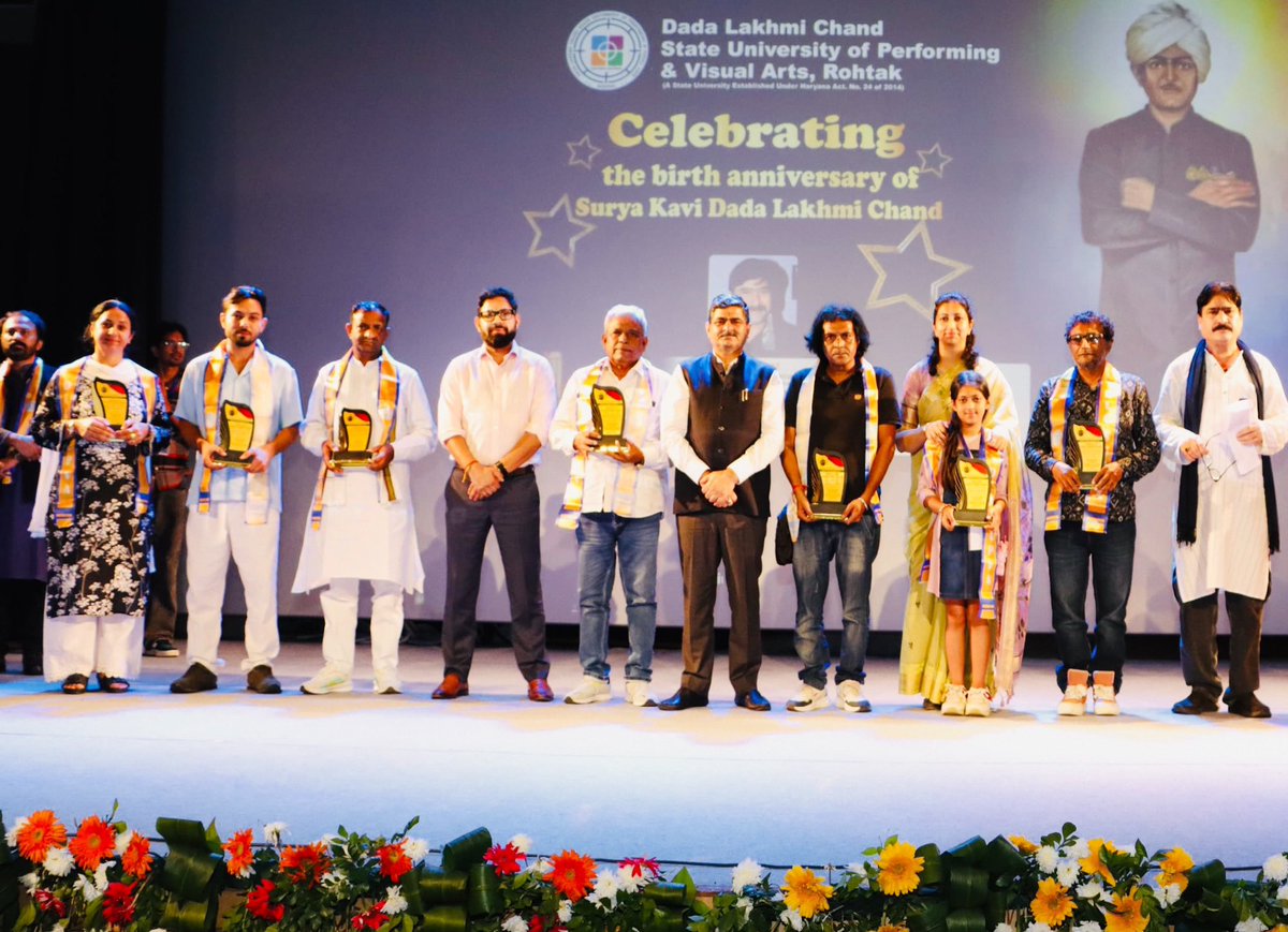 pcmeenaIAS's tweet photo. It was a pleasure to present mementos to the talented artists &amp; crew of the National Awards -winning Haryanvi film #DadaLakhmi, beautifully crafted musical biopic that pays tribute to a legendary voice of Haryana. #SUPVA 
 #Rohtak https://t.co/3jGd6Uhfua