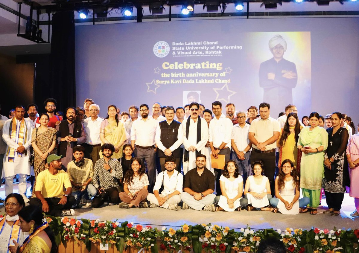 pcmeenaIAS's tweet photo. It was a pleasure to present mementos to the talented artists &amp; crew of the National Awards -winning Haryanvi film #DadaLakhmi, beautifully crafted musical biopic that pays tribute to a legendary voice of Haryana. #SUPVA 
 #Rohtak https://t.co/3jGd6Uhfua