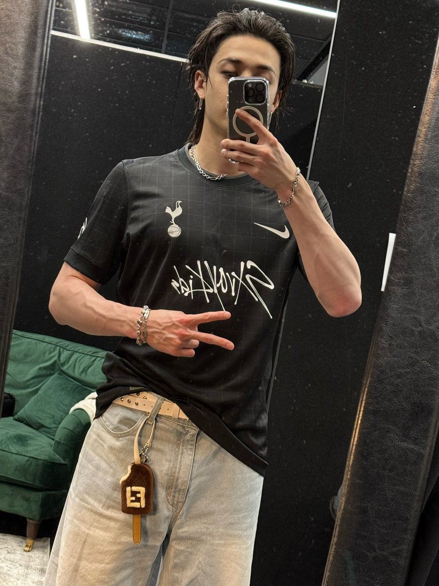 b 𐙚 tweet media