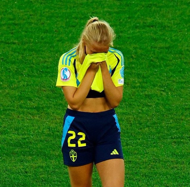 Explica el padre de s a Smilla Holmberg que tras fallar el penalti la jugadora recibió un mensaje de ánimo por parte de Zlatan Ibrahimovic.

"Le dijo que es increíble y que tiene que chutar el siguiente penalti, y el siguiente a ese, y que siga creyendo en sí misma”