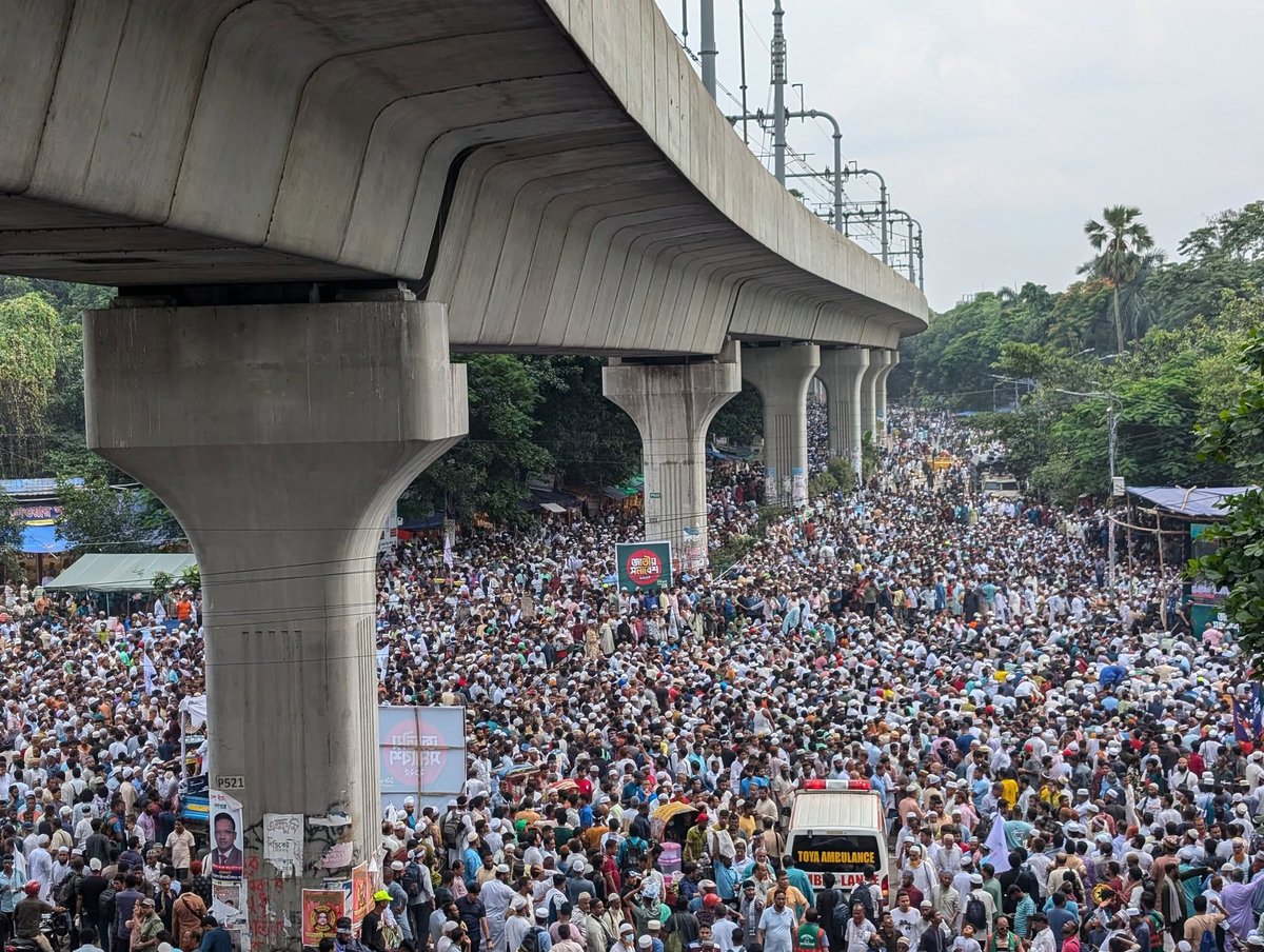 basherkella's tweet image. Thousands packed Suhrawardy Udyan for today's #Jamaat rally, with many more overflowing onto surrounding roads, listening to speeches and showing solidarity from wherever they could.
#Dhaka #Bangladesh #BDElection2026