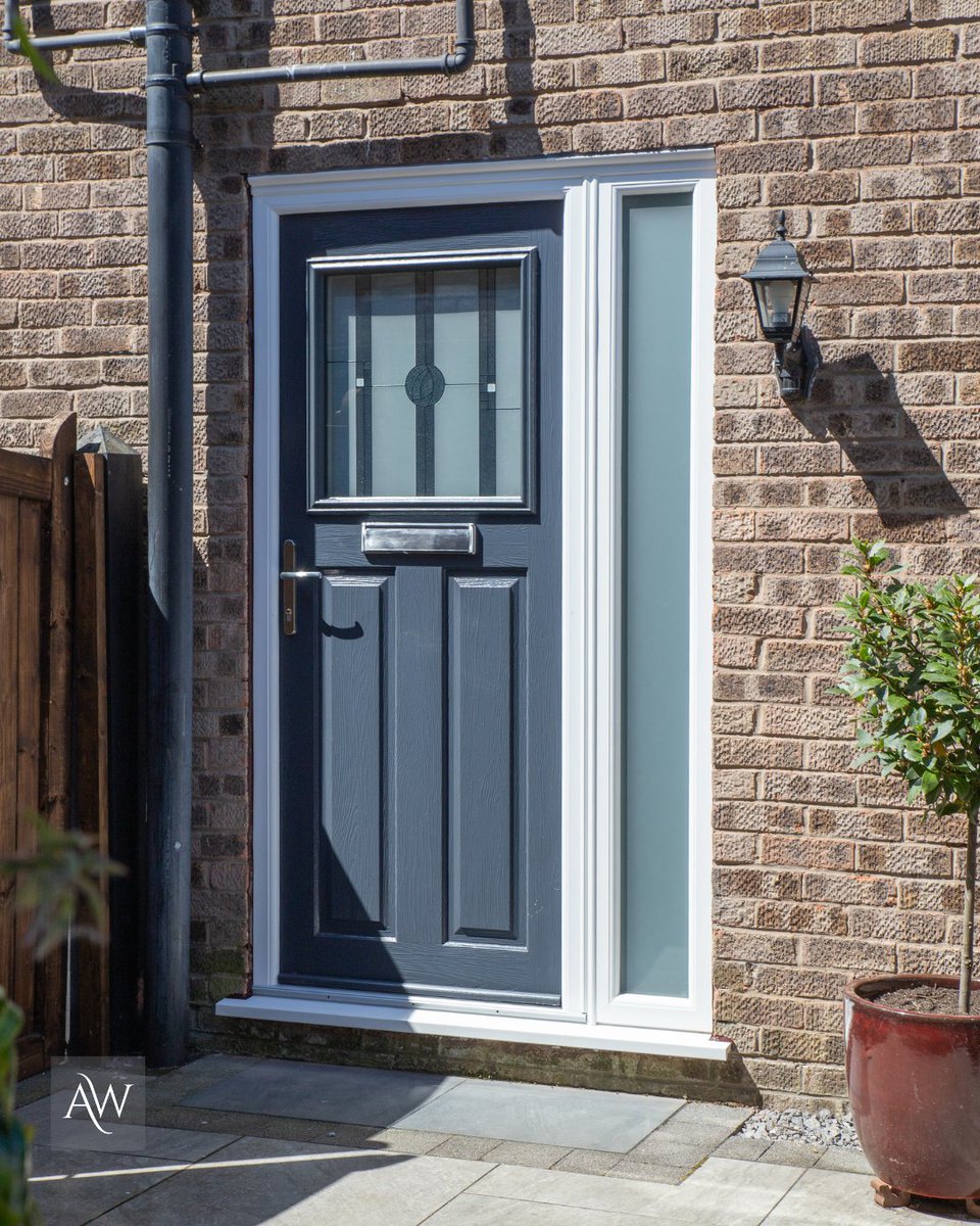 We installed this Anthracite Grey Solidor Sterling door with Caledonian glass, and it’s made a big difference - inside and out. The satin-glass side panel keeps the hallway bright without losing privacy, and the brushed silver hardware keeps everything looking sharp and modern.