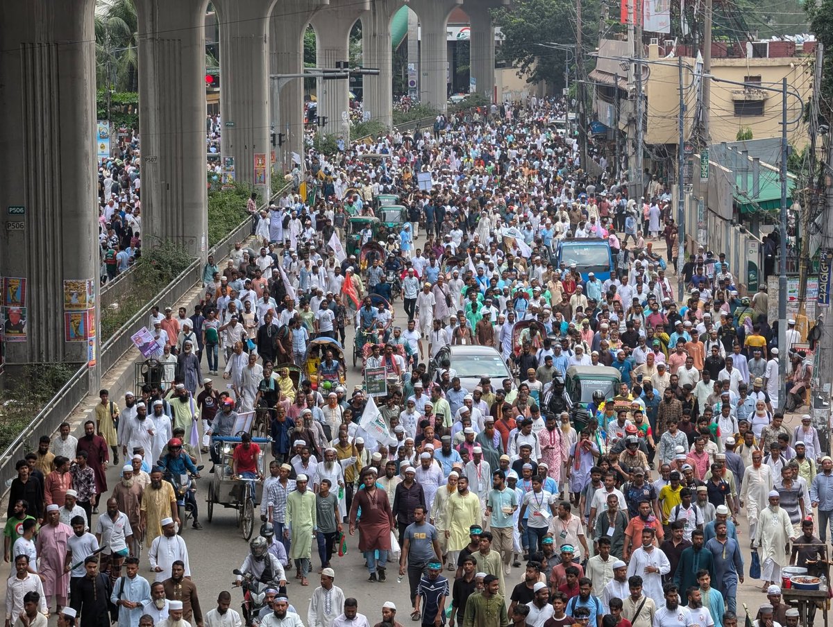 basherkella's tweet image. Thousands packed Suhrawardy Udyan for today's #Jamaat rally, with many more overflowing onto surrounding roads, listening to speeches and showing solidarity from wherever they could.
#Dhaka #Bangladesh #BDElection2026