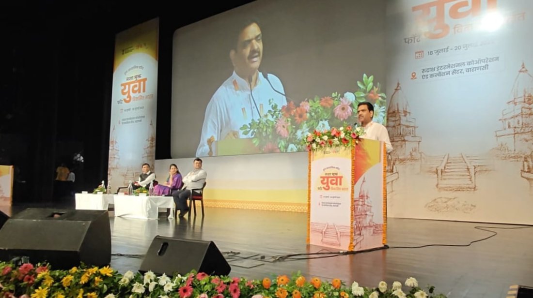 asim_arun's tweet image. अध्यात्म और संस्कृति की नगरी वाराणसी में आज “नशा मुक्त युवा फॉर विकसित भारत” नामक युवा आध्यात्मिक समिट में देशभर से बड़ी संख्या में आए युवाओं के साथ प्रतिभाग किया

हमने यह संकल्प लिया कि सरकारी संस्थान- समाज कल्याण, मद्य निषेध, पुलिस, और पुनर्वास केंद्रों को आध्यात्मिक संस्थाओं…