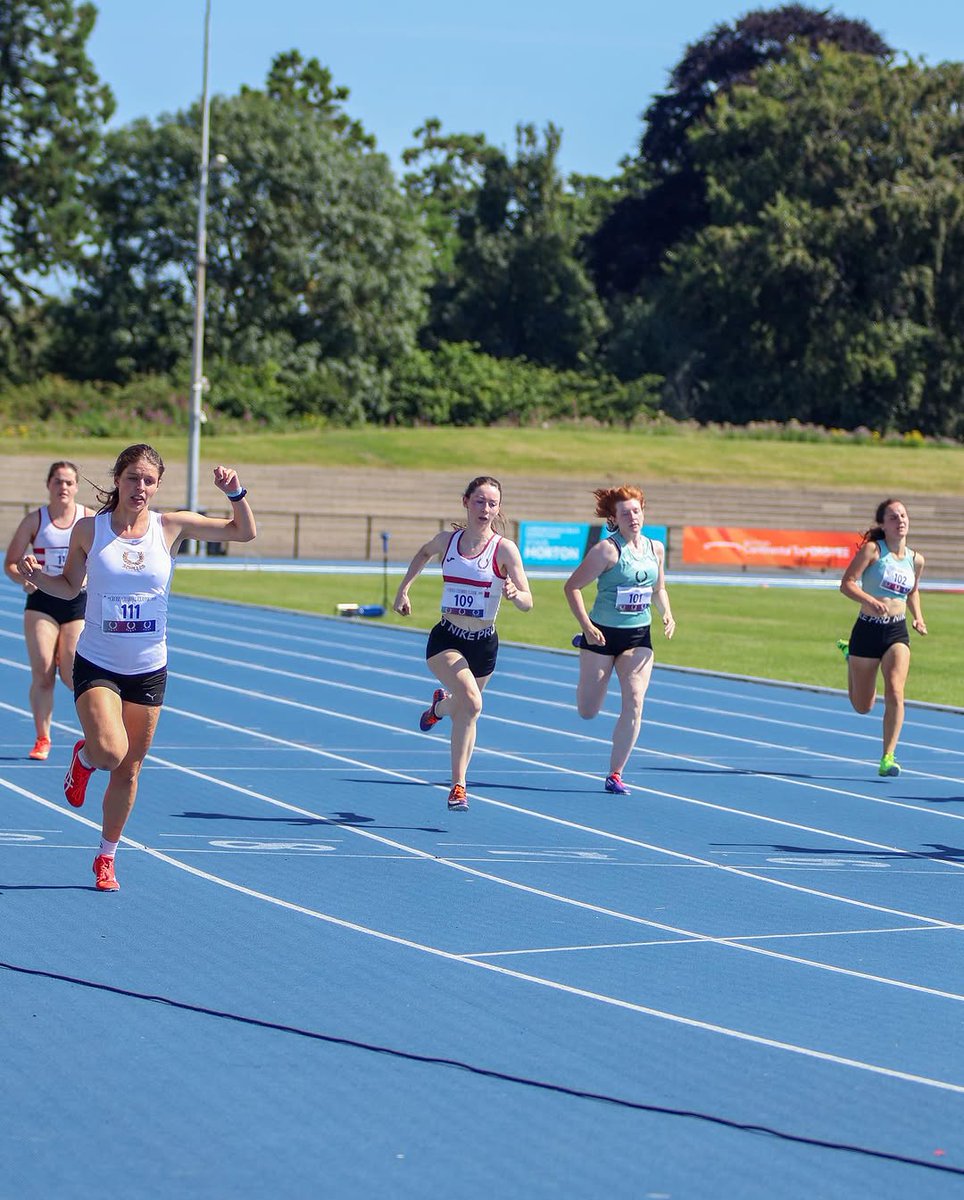 tcdsports's tweet image. Huge weekend for @tcddublin athletes
🏆 3 national titles for @DULBC1976
🥇 DUHAC revives Oxbridge rivalry
🎯 DUAC Intervarsities hosts & medals
🌍 Jan Comendant shines for @VolleyballIRL
🦁 @DUFCRUGBY alumni @lionsofficial Thomas Clarkson call up
🔗 tcd.ie/sport/news--ev…