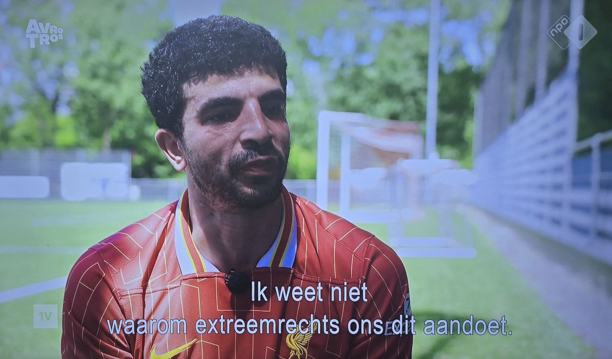 Maak kennis met Ahmad. Hallo Ahmad! Ahmad is uit het door oorlog verscheurde Egypte gevlucht en heeft hier onlangs een verblijfsvergunning gekregen.

Wat Ahmad nog niet gekregen heeft is een eigen huis en een auto.

Dat komt volgens Ahmad door extreemrechts. Daarom is Ahmad boos.