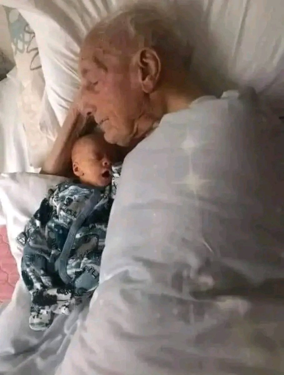 fopminui's tweet image. 5-week-old Hunter snoozing alongside his 104-year-old great-great-grandfather Charles 👶👴 ❤️
Credit: Hannah Temple