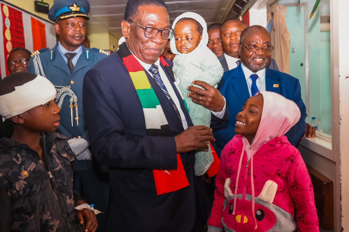 PSAFLIVE's tweet image. Zimbabwean President Emmerson Dambudzo Mnangangwa visited Parirenyatwa and Sally Mugabe Hospitals, as well as the NatPharm warehouse, to gain a clearer understanding of the current state of our public health services.