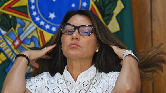 JoaquinTeixeira's tweet photo. ⚠️ #URGENTE Primeira-dama se pronuncia sobre as sanções do governo americano: "Só o passaporte vai ser barrado, e não os ministros do STF". #EquipeJT https://t.co/x7grPevEFe