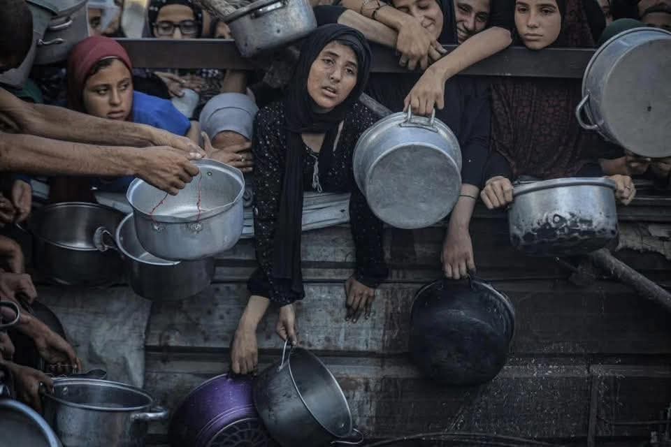 Confusehunmain's tweet image. Are we even humans?
I’m truly ashamed to belong to this world.
May Allah The provider, provide for them, May He shelter them, aid them and grant them victory over the oppressors.
#Gaza 🍉