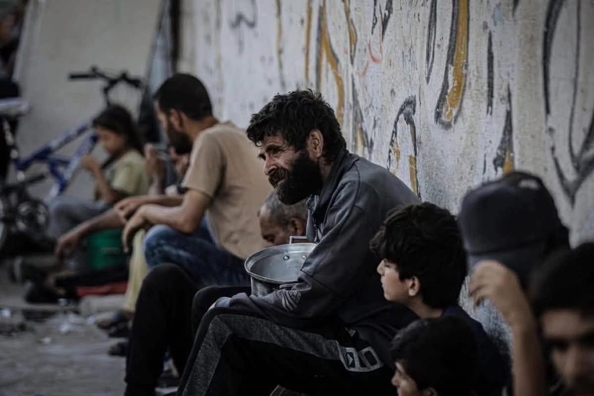 Confusehunmain's tweet image. Are we even humans?
I’m truly ashamed to belong to this world.
May Allah The provider, provide for them, May He shelter them, aid them and grant them victory over the oppressors.
#Gaza 🍉
