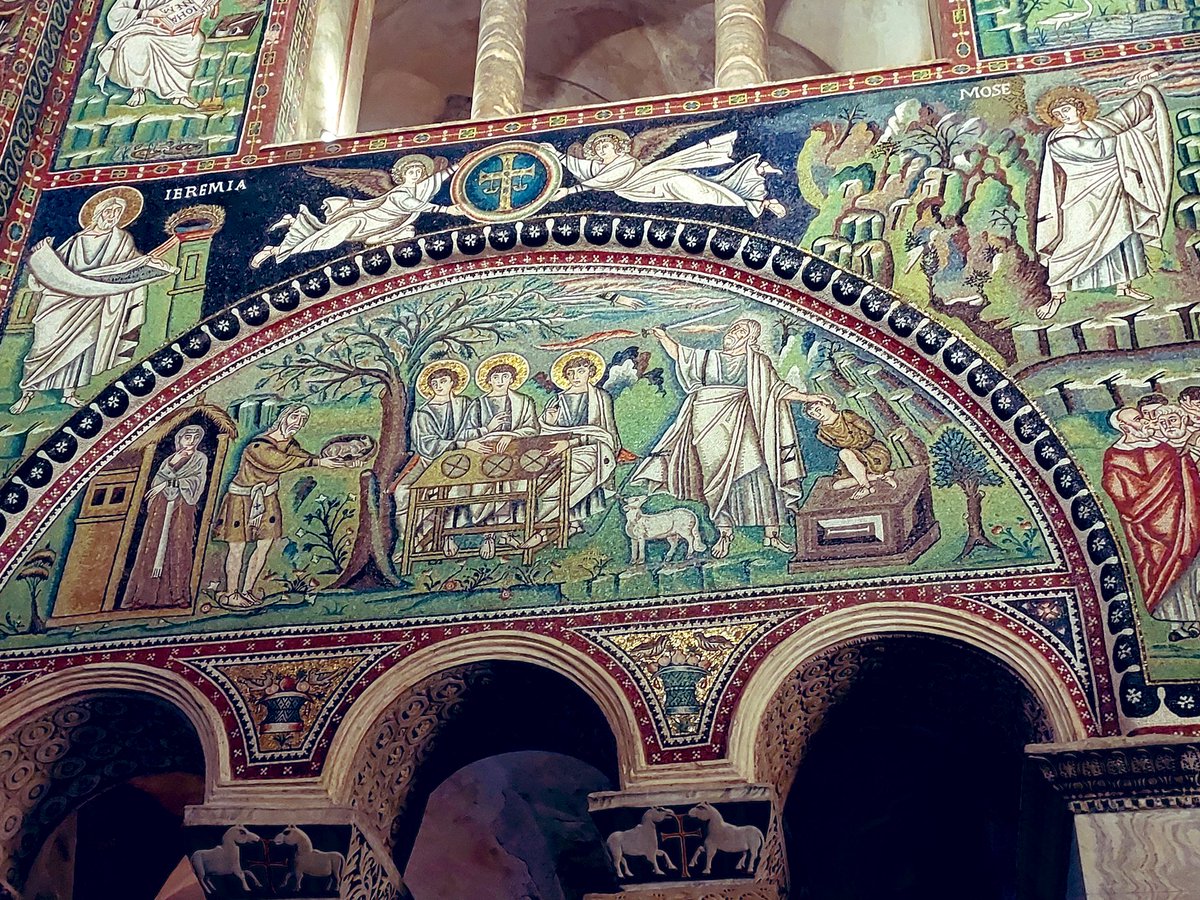 In quei giorni, il Signore apparve ad Abramo alle Querce di Mamre, mentre egli sedeva all’ingresso della tenda nell’ora più calda del giorno. Egli alzò gli occhi e vide che tre uomini stavano in piedi presso di lui.
Gen 18, 1-2
(#SanVitale, #Ravenna, #mosaico)